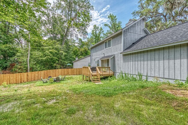 Building Photo - Large 3 bed 2 bath home with fenced backyard