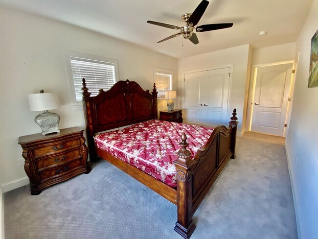 Building Photo - SIENA Place/PACKER PARK CORNER 4 Bedroom/2...