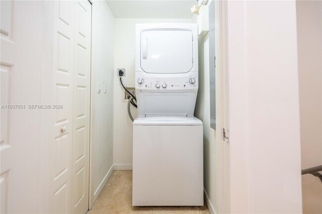 Building Photo - 300 Majorca Ave