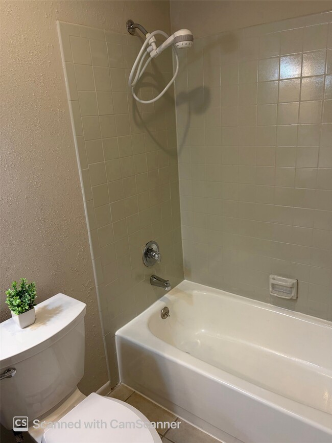 Building Photo - 17331 Red Oak Dr