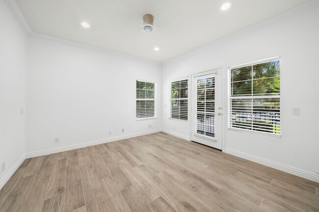 Building Photo - Upgraded 2-Bedroom in Gated Summit Community