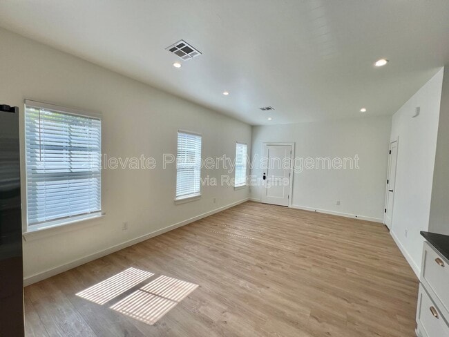 Building Photo - 216 E Hurd St