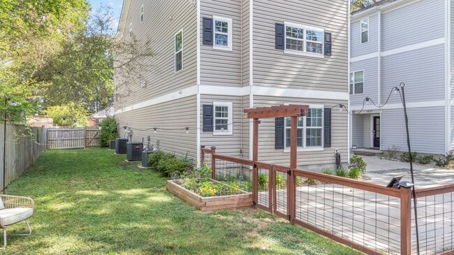 Building Photo - 1545 Ocean Garden St