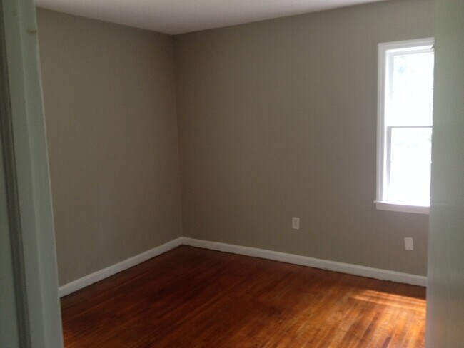 Building Photo - **AVAILABLE NOW*3 Bedroom / 1 Bathroom Hom...