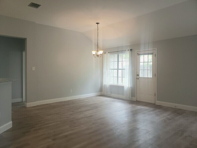 Building Photo - 3822 Newland Dr