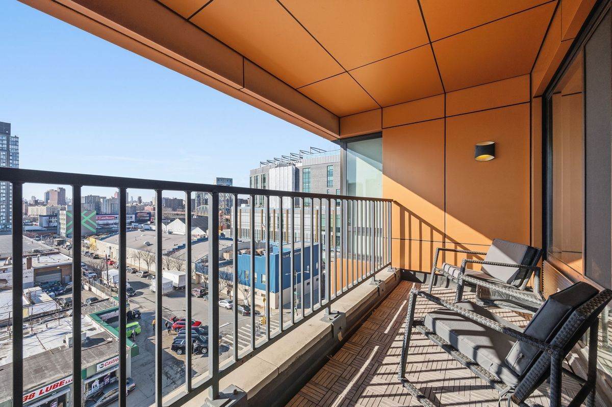 Building Photo - 225 E 138th St