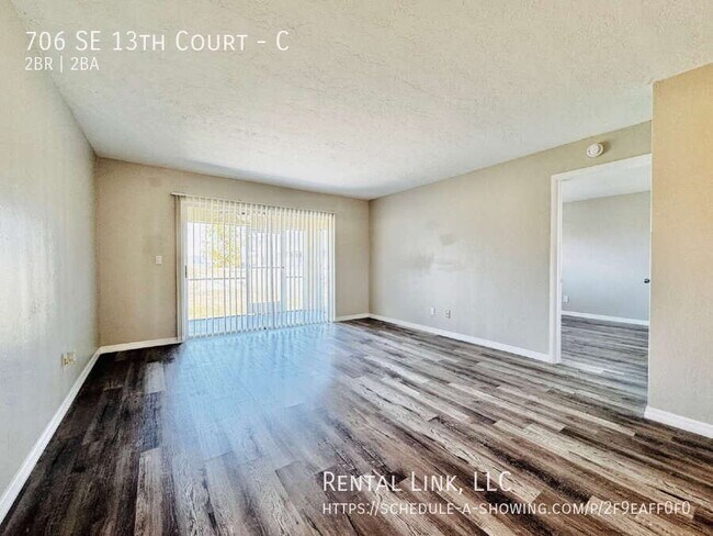 Building Photo - 706 SE 13th Ct