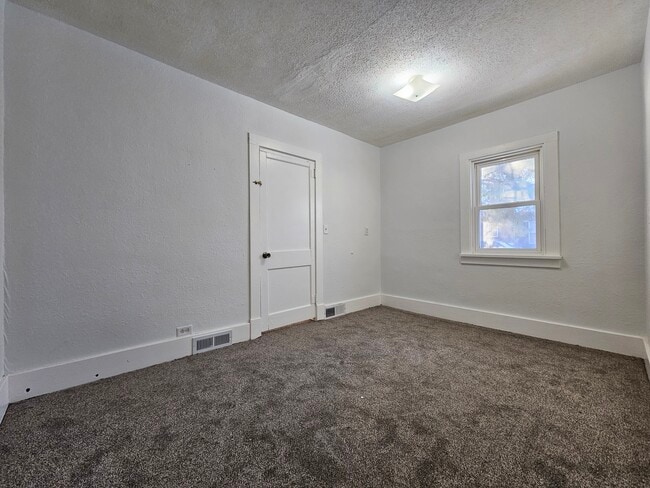 Building Photo - 515 E 11th St