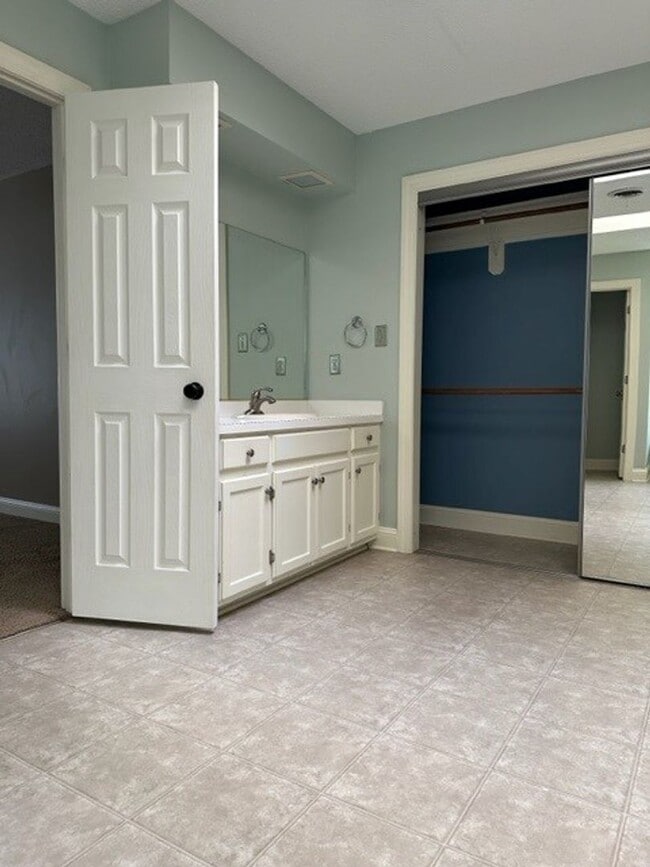 Building Photo - Maplewood