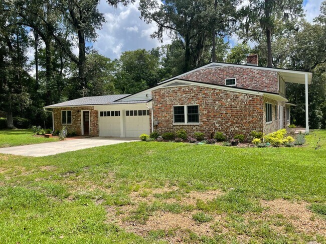 Building Photo - Stunning 3-Bedroom Home with Attached Private Suite – Fully Updated & Move-In Ready