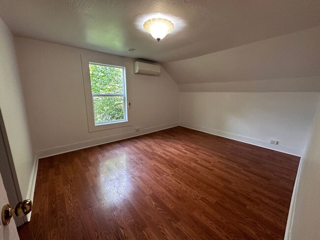 Building Photo - 3 Bedroom 2 Bath Single Family house with ...