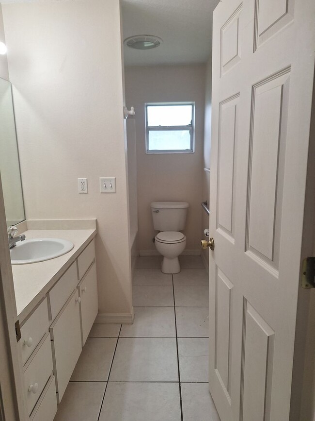 Building Photo - 2BR 2BA plus 1 CAR GARAGE DUPLEX - EDGEWATER