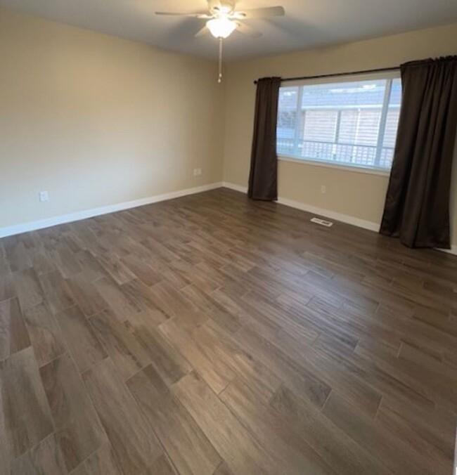 Building Photo - 4 Bedroom Townhome at Three Fountains in M...