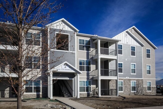 Building Photo - 3 Bedroom 2 Bathroom Condo in Vineyard!