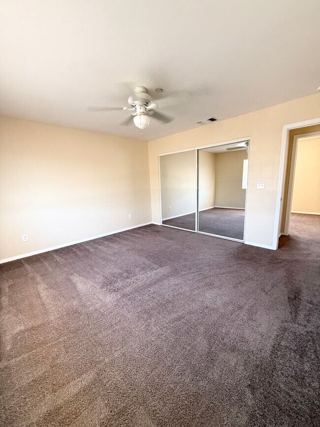Building Photo - Move in special! 3 bedroom corner home close to Boy and Girls Club!