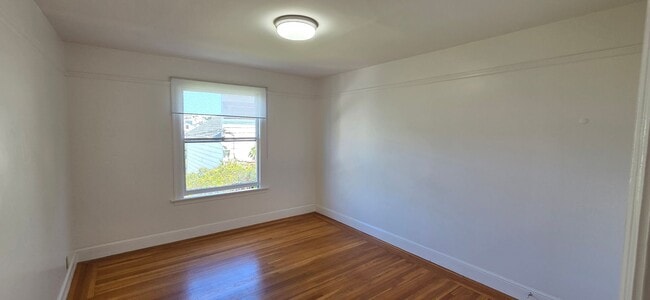 Building Photo - Top Floor, Classic Marina Style Flat in th...
