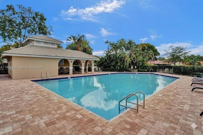 Building Photo - 2704 Pinewood Ct