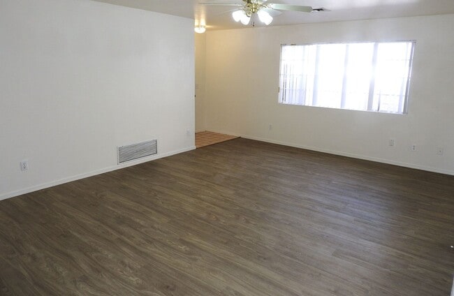 Building Photo - 3+2 Stylish, Move-In Ready Home with New Flooring and Fresh Interior