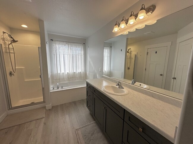 Building Photo - 353 N High Ridge Rd