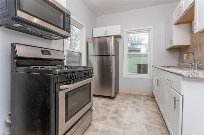 Primary Photo - 1541 Lakewood Ave