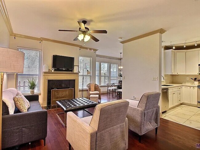 Building Photo - 18160 Pinehurst Dr