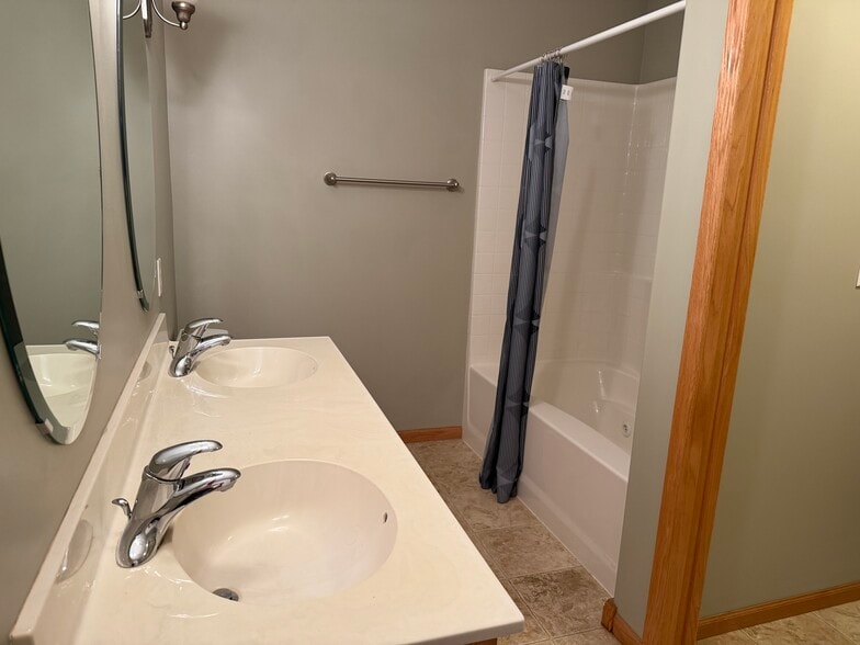 Main floor bath - 1226 45th Ave NE