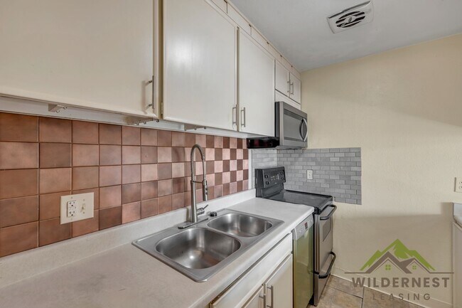 Building Photo - Yacht Club Condo - LAKE VIEWS-Great 3 Bedroom/2 Bath Unit w/Lake Access