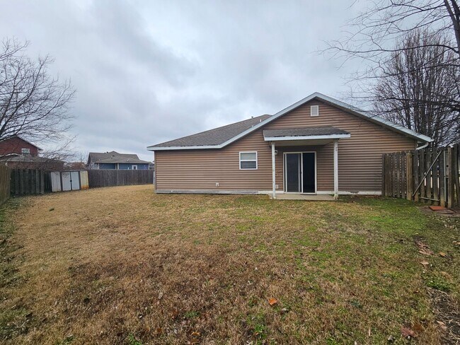 Building Photo - Quaint 3BR/2BA home close to UofA with large fenced yard! Low maintenance vinyl plank flooring!