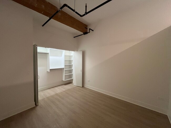 Building Photo - 1040 W Huron St