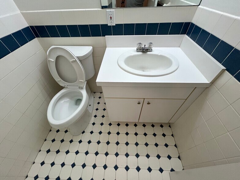 Half Bath - 59 Church St