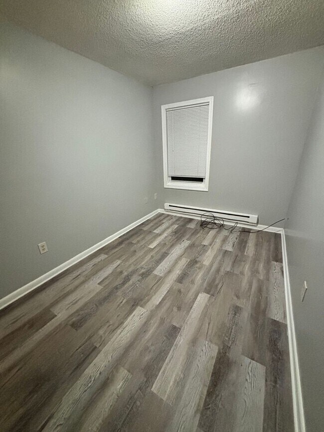 Building Photo - 3 Bedroom Fully Renovated Duplex!!