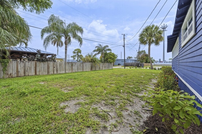 Building Photo - 1566 NW 9th Ave