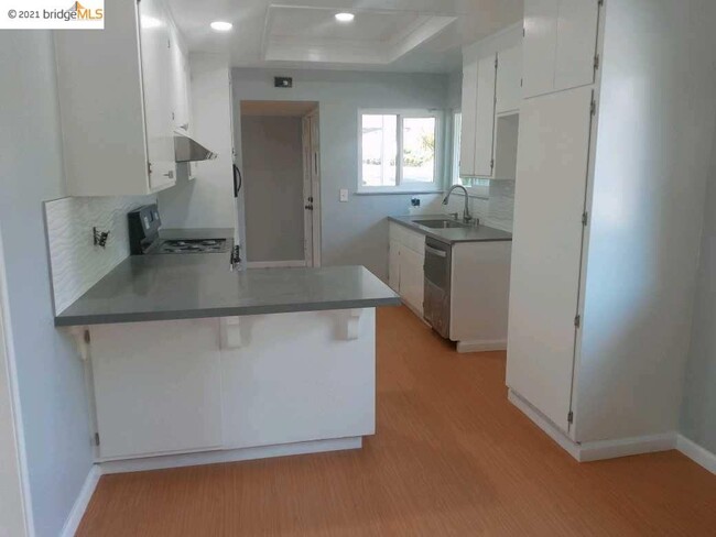 Building Photo - 1801 Sereno Dr