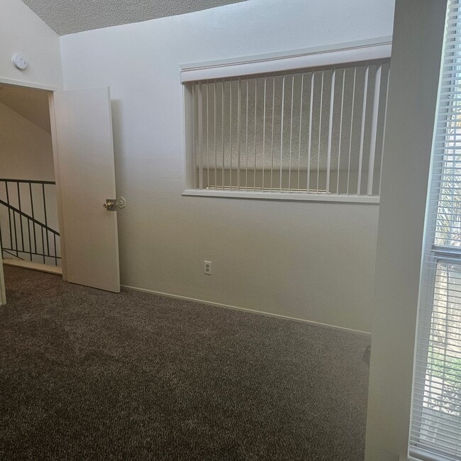 Building Photo - 2 Bedroom Townhouse