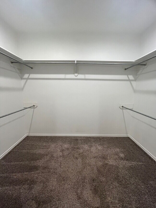 Building Photo - Spacious Duplex-3/2/2 Near Preston Manor!