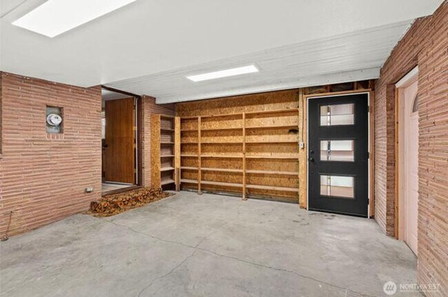 Building Photo - 501 N Oak St