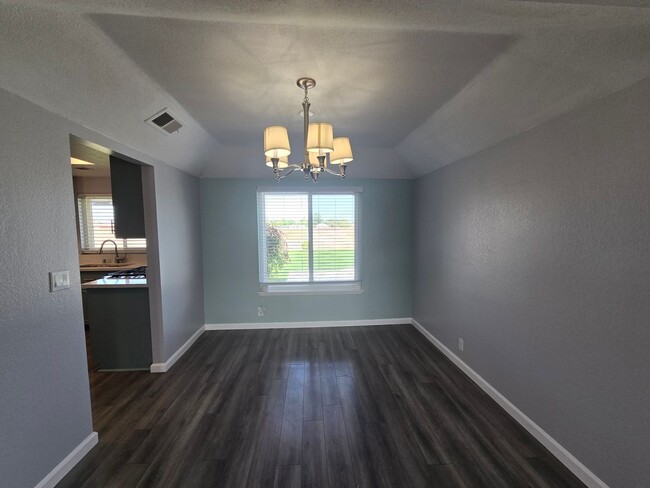 Building Photo - Room for Rent – 1621 W Newgrove St, Lancaster, CA 93534