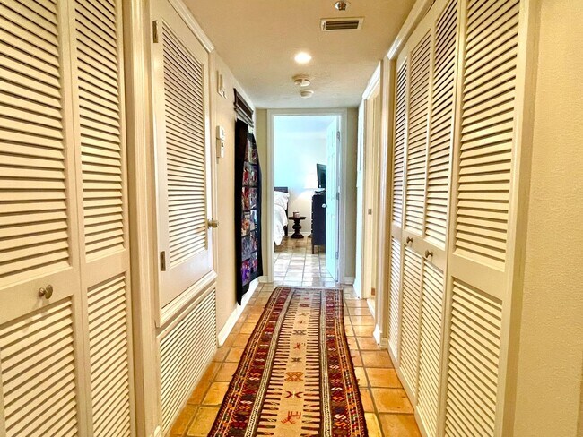 Building Photo - Sarasota Bay Penthouse
