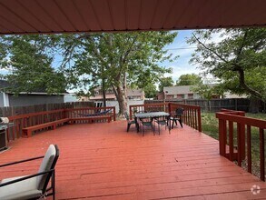 Building Photo - Spacious 6 bedroom home with 3 non conform...