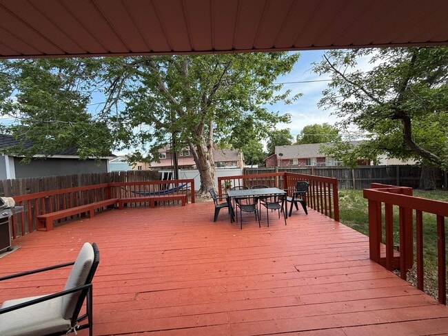 Primary Photo - Spacious 6 bedroom home with 3 non conform...