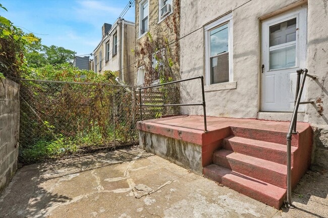 Building Photo - 227 N Simpson St