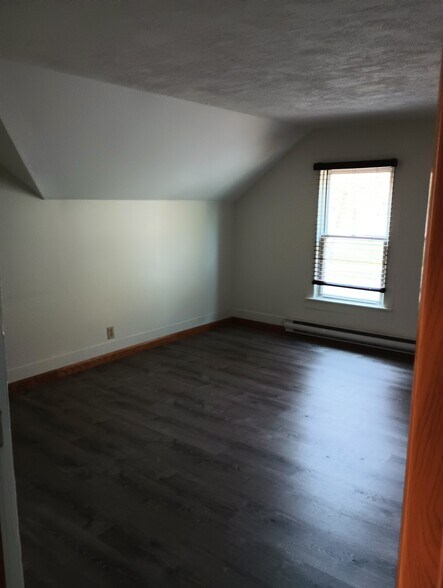 Bedroom - 615 Lake St
