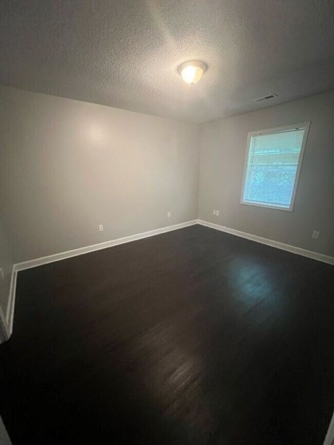 Building Photo - 2 Bed / 2 Bath Duplex near Cherrydale