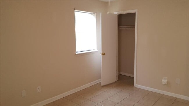 Building Photo - 831 Russell Cir