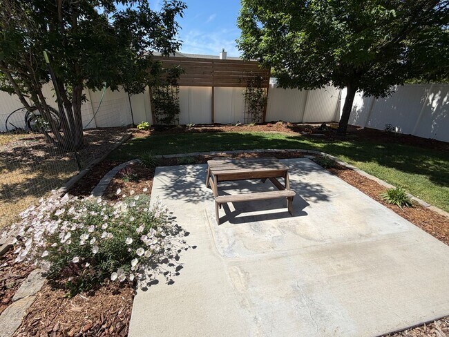 Building Photo - GORGEOUS SPACOUS HOMESTEAD!!!