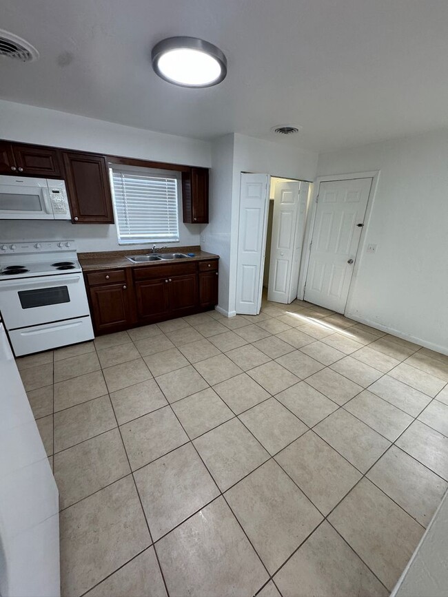 Building Photo - 1713 NE 70th St