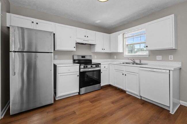 Building Photo - 2320 Willowbrook Dr