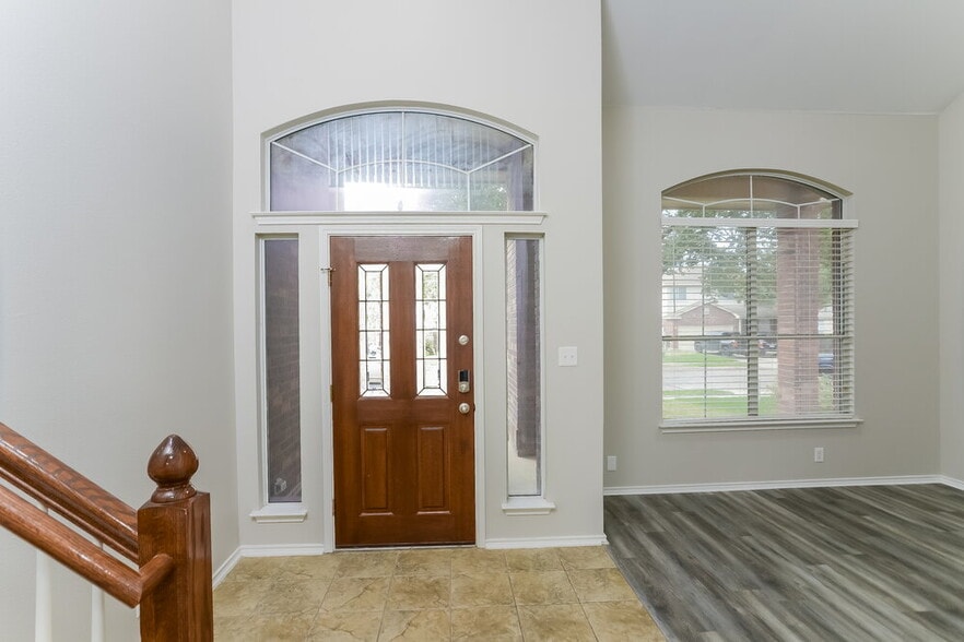 Building Photo - 121 Yeager Cir