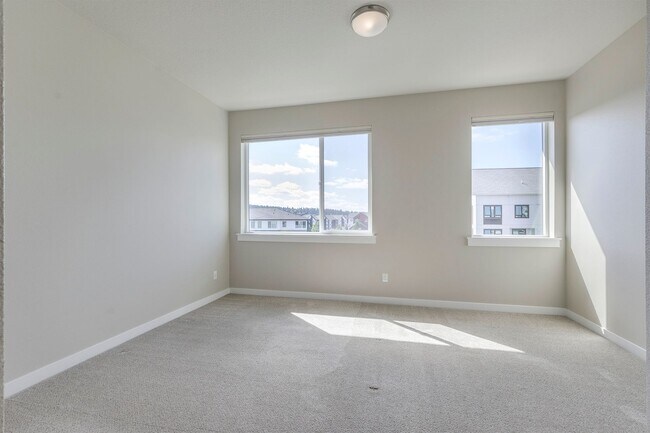 Building Photo - 17235 SW Goldcrest Ln
