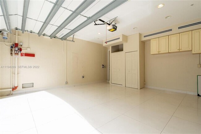 Building Photo - 3121 NE 26th St